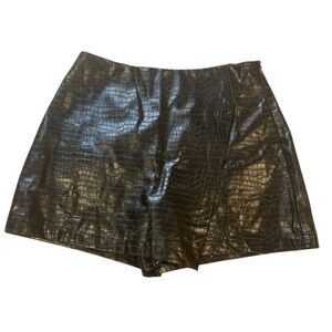 Flying Tomato Black Croc-Embossed Textured Skort. NWOT
Size - LG
